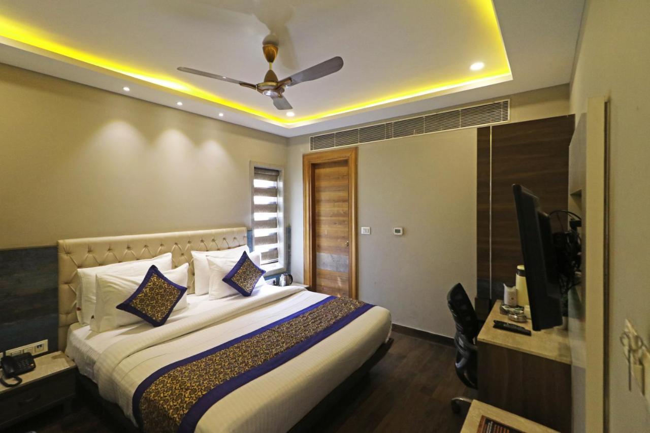 The Ivy Grand Hotel In City Centre With Free Secured Parking New Delhi Exterior photo
