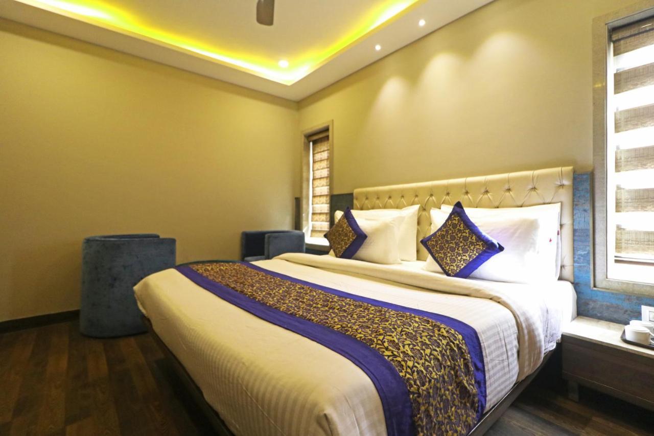The Ivy Grand Hotel In City Centre With Free Secured Parking New Delhi Exterior photo