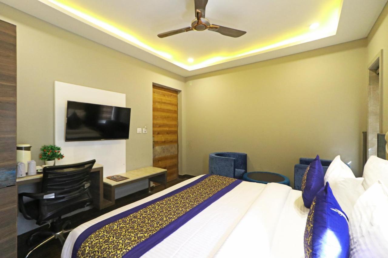 The Ivy Grand Hotel In City Centre With Free Secured Parking New Delhi Exterior photo